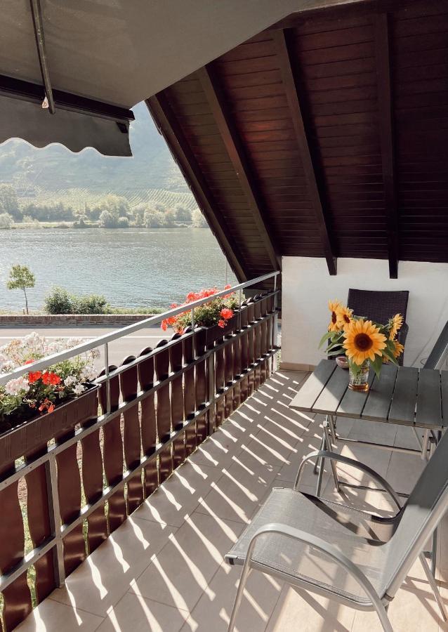Ferienwohnung Moselflair Mit Direktem Blick Auf Die Mosel Und Weinberge Oberfell Exterior foto